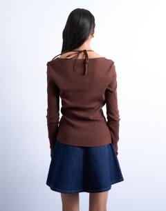 Model wearing Rib scoop tie neck long sleeve top in chocolate brown