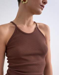 Model wearing Rib spaghetti strap curve hem vest in chocolate