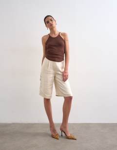 Model wearing Rib spaghetti strap curve hem vest in chocolate