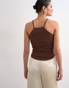 Model wearing Rib spaghetti strap curve hem vest in chocolate