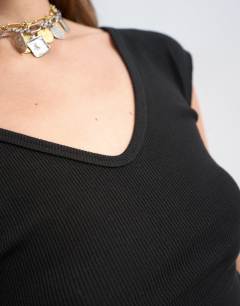 Model wearing Rib v-neck cap sleeve tank in black
