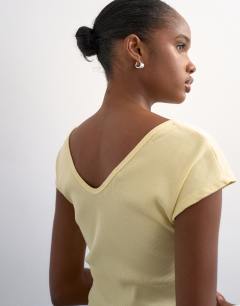 Model wearing Rib v-neck cap sleeve tank in buttermilk