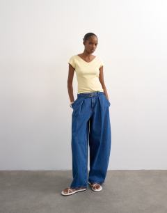 Model wearing Rib v-neck cap sleeve tank in buttermilk