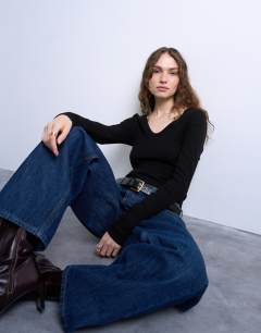 Rib v-neck long sleeve curved hem top in black