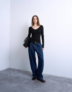 Model wearing Rib v-neck long sleeve curved hem top in black