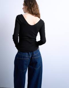 Model wearing Rib v-neck long sleeve curved hem top in black