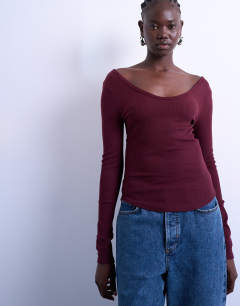 Rib v-neck long sleeve curved hem top in burgundy