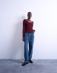 Model wearing Rib v-neck long sleeve curved hem top in burgundy