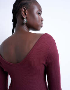 Model wearing Rib v-neck long sleeve curved hem top in burgundy