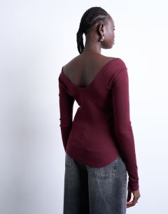 Model wearing Rib v-neck long sleeve curved hem top in burgundy