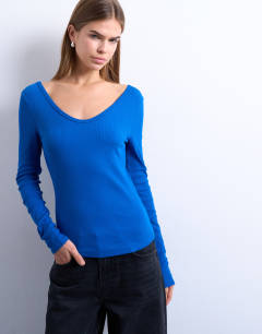 Model wearing Rib v-neck long sleeve curved hem top in cobalt blue