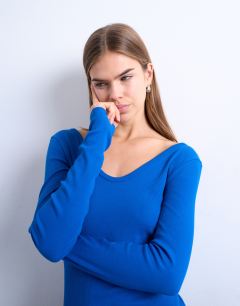 Model wearing Rib v-neck long sleeve curved hem top in cobalt blue