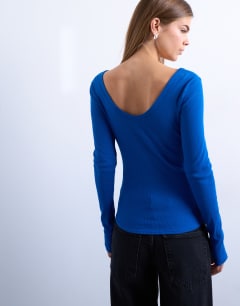 Model wearing Rib v-neck long sleeve curved hem top in cobalt blue