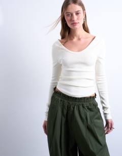 Rib v-neck long sleeve curved hem top in ecru
