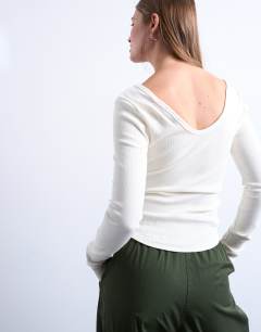 Model wearing Rib v-neck long sleeve curved hem top in ecru