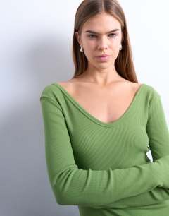Model wearing Rib v-neck long sleeve curved hem top in green