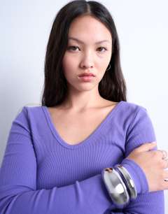 Model wearing Rib v-neck long sleeve curved hem top in purple