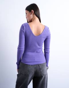 Model wearing Rib v-neck long sleeve curved hem top in purple