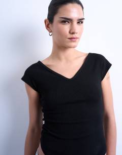 Model wearing Rib v-neck short sleeve tee in black
