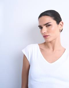 Model wearing Rib v-neck short sleeve tee in white