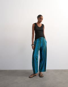 Model wearing Rib v-neck vest in black