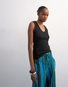 Model wearing Rib v-neck vest in black