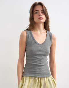 Rib v-neck vest in grey marl
