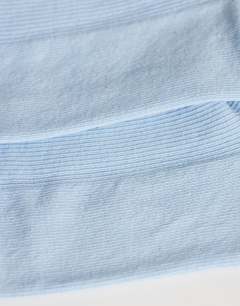 Model wearing Ribbed frill socks in blue