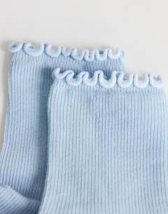 Model wearing Ribbed frill socks in blue