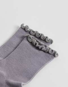 Model wearing Ribbed frill socks in grey
