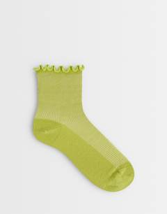 Model wearing Ribbed frill socks in lime