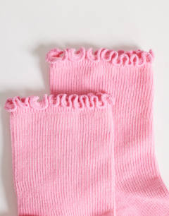 Model wearing Ribbed frill socks in pink