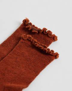 Model wearing Ribbed frill socks in rust