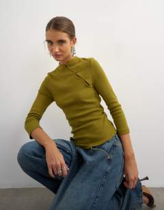 Ribbed half sleeve asymmetric button in moss