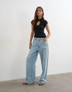 Model wearing Ribbed key hole top in black