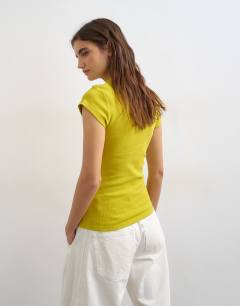 Model wearing Ribbed key hole top in chartreuse