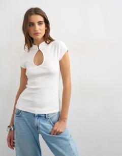 Model wearing Ribbed key hole top in ecru