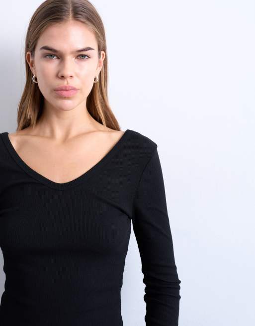 Topshop ribbed v-neck long sleeve curved hem top in black, 3 of 4