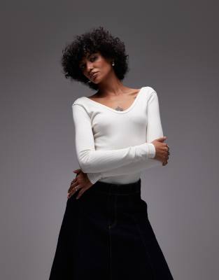 ribbed v-neck long sleeve curved hem top in ecru-White