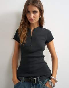 Ribbed zip v short sleeve top in black