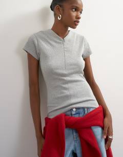 Model wearing Ribbed zip v short sleeve top in grey