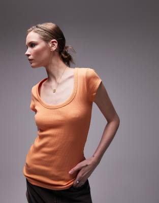 Topshop - Rippstrick-T-Shirt mit Rundhalsausschnitt und Kappenärmeln in Orange