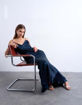 Robe caraco longue style nuisette en satin avec bords rabattus - Bleu marine 42