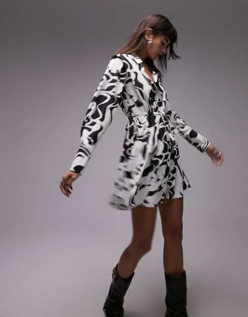 Topshop - Robe chemise courte avec liens noués à la taille à imprimé taches - Noir et blanc