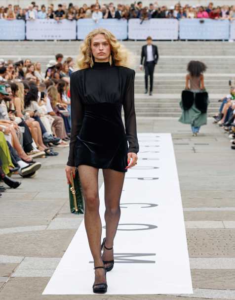 Topshop - Robe courte à manches longues en velours et mousseline avec épaulettes - Noir - view 1