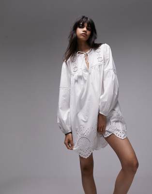 Topshop - Robe courte avec liens et broderie anglaise - Blanc