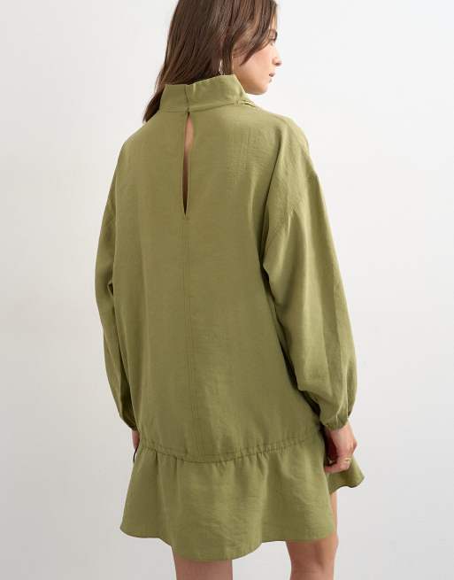 Topshop - Robe courte en cupro à manches longues avec col cheminée et taille basse - Kaki, 4 de 4