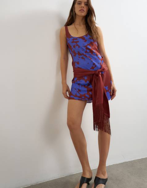 Topshop robe courte en satin à col rond, taille basse, avec lien à franges, imprimé abstrait bordeaux et bleu - view 1