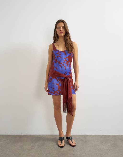 Topshop robe courte en satin à col rond, taille basse, avec lien à franges, imprimé abstrait bordeaux et bleu, 3 de 4