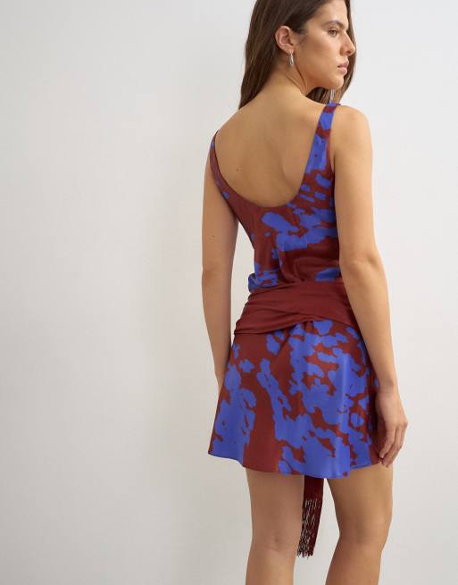 Topshop robe courte en satin à col rond, taille basse, avec lien à franges, imprimé abstrait bordeaux et bleu, 4 de 4